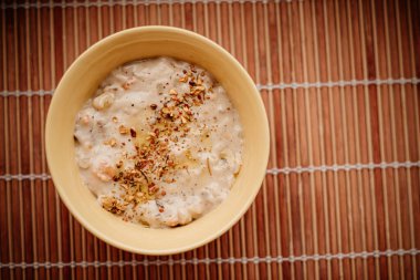 Sağlıklı beslenme için mantarlı ve baharatlı kalın kremalı çorba, yemek servisi ve internetten sipariş.