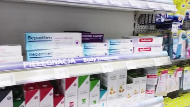 Farmacia durante la pandemia y la crisis sanitaria mundial, estanterías de farmacias con productos farmacéuticos, salud y concepto de medicina — Vídeo de stock