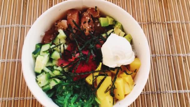 Mangolu Asya somon salatası, sağlıklı beslenme için krem peynir ve sebzeler, yemek servisi ve internetten sipariş. — Stok video