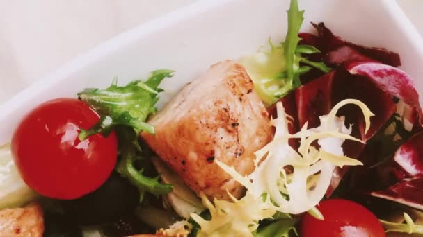 Sałatka z kurczaka z pomidorami wiśniowymi, sałata i warzywa dla zdrowej diety, usługi dostaw żywności i porządku online — Wideo stockowe