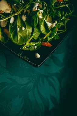 Fesleğenli yeşil salata ve sağlıklı beslenme için beyaz sarımsaklı krema sosu, yemek servisi ve internetten sipariş.