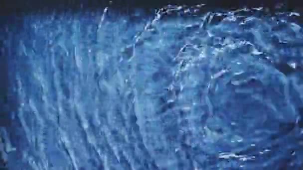Textura de água azul, vento e ondulações na superfície, natureza abstrata e fundo mínimo — Vídeo de Stock