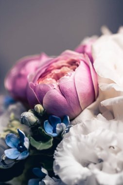 Hediye olarak çiçek buketi, çiçekçide ya da internet dağıtımında gül çiçeği aranjmanı, romantik hediye ve lüks ev dekorasyonu