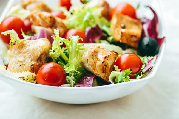 Kycklingsallad med körsbärstomater, sallad och grönsaker för hälsosam kost, matleverans och beställa online — Stockfoto