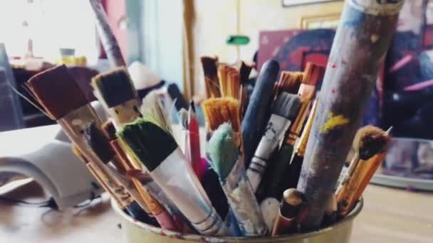 Ferramentas de arte em estúdio de artista, pincéis de pintura e paleta de óleo, hobby criativo e espaço de trabalho artístico — Vídeo de Stock