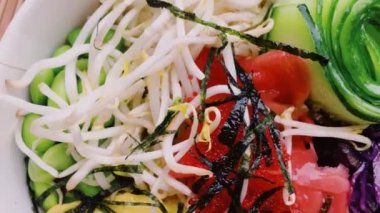 Fasulyeli peskataryen somon salatası, salatalık ve sağlıklı beslenme için lahanalar, yemek servisi ve internetten sipariş.