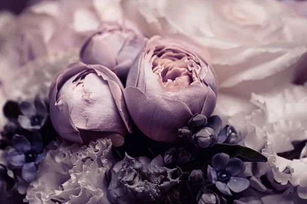 Hediye olarak çiçek buketi, çiçekçide ya da internet dağıtımında gül çiçeği aranjmanı, romantik hediye ve lüks ev dekorasyonu — Stok fotoğraf