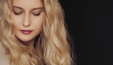 Sarışın saçlar için doğal bakım, uzun dalgalı saç stili, saç spreyi ve stil ürünü, güzellik ve 90 'ların tarzı olan bir kadın. Sanatsal film tahılı eklendi