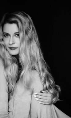 Sarışın saçlar için doğal bakım, uzun dalgalı saç stili, saç spreyi ve stil ürünü, güzellik ve 90 'ların tarzı olan bir kadın. Artistik siyah-beyaz film tahılları eklenmiş