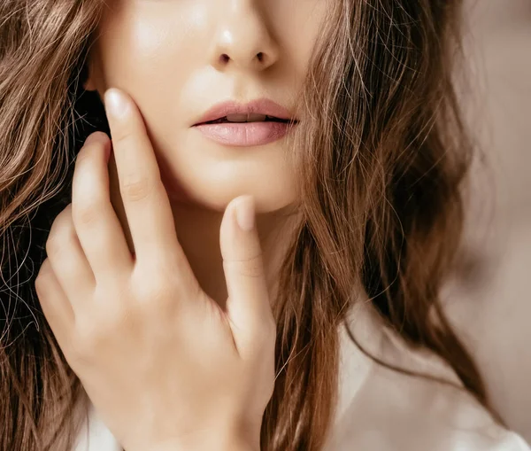 Hermosa Mujer Que Aplica Cosméticos Con Mano Cara Aspecto Natural — Foto de Stock