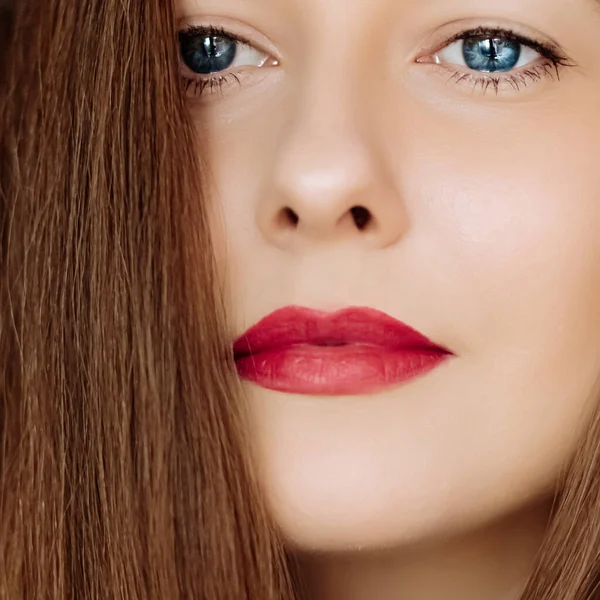 Mujer Con Maquillaje Lápiz Labial Rojo Retrato Facial Primer Plano — Foto de Stock