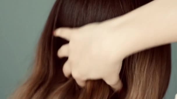 Blaasdroog Haar Als Natuurlijke Haarverzorging Vrouw Met Lang Kapsel Cosmetisch — Stockvideo