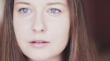 Sakin bir kadın hayal kuruyor ve yana bakıyor, özgün bir yüz portresi düşünceli bir yüz ifadesi ve doğal bir duygu, sağlıklı bir güzellik.