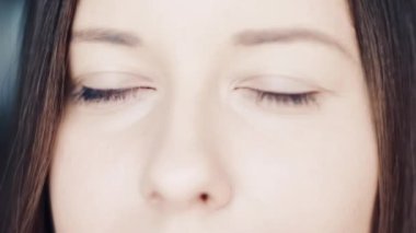 Genç bir kadının mavi gözleri, doğal görünüş ve sağlıklı görme, yakın yüz ve kaş makyajı, güzellik ve sağlık konsepti.