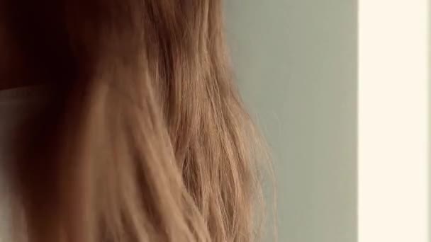Blaasdroog Haar Als Natuurlijke Haarverzorging Vrouw Met Lang Kapsel Cosmetisch — Stockvideo