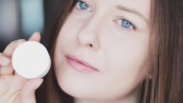 Mujer Con Cremas Hidratantes Para Cara Rutina Matutina Maquillaje Natural — Vídeo de stock