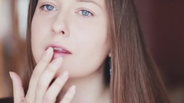 Rutinitas Perawatan Wajah Alami Wanita Menerapkan Pelembab Bibir Balsem Bibirnya — Stok Video