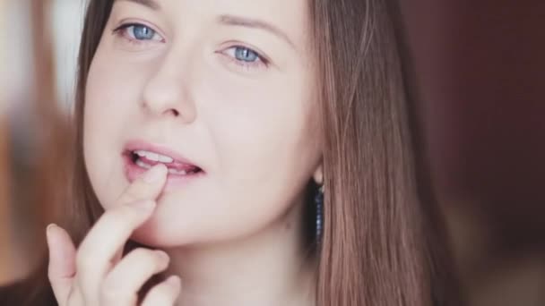 Rutinitas Perawatan Wajah Alami Wanita Menerapkan Pelembab Bibir Balsem Bibirnya — Stok Video