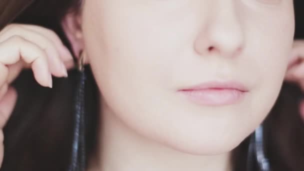 Güzel Mücevherler Takan Genç Bir Kadın Uzun Küpeli Şık Bir — Stok video