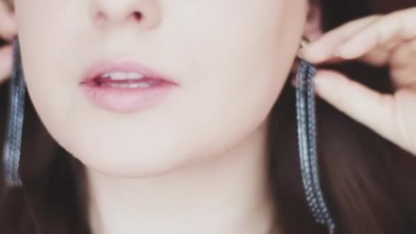 Güzel Mücevherler Takan Genç Bir Kadın Uzun Küpeli Şık Bir — Stok video