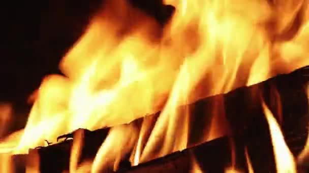 Ogień Płonący Kominku Przytulna Wiejska Atmosfera Gorące Płomienie Drewniana Kłoda — Wideo stockowe
