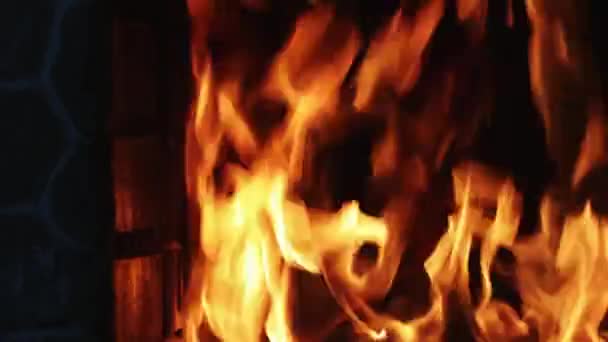暖炉で燃える火 居心地の良い田舎の家の雰囲気 熱い炎と木のログ 家と快適シーン — ストック動画