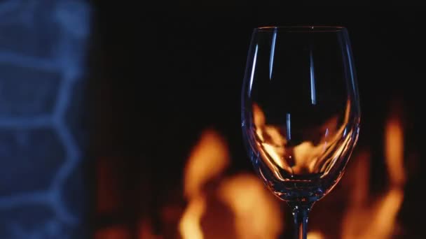 Şöminenin Yanında Şarap Kadehi Kır Evinde Rahat Rahatlatıcı Bir Atmosfer — Stok video