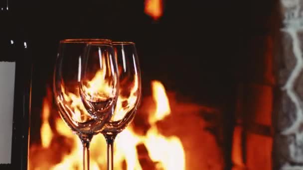 Şöminenin Yanında Kırmızı Şarap Kır Evinde Rahat Rahatlatıcı Bir Atmosfer — Stok video