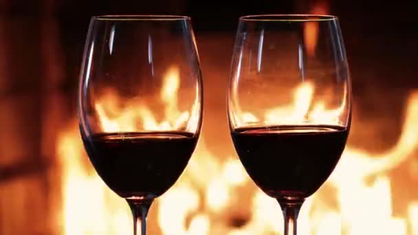 暖炉の横にある赤ワイン 田舎の家で居心地の良いとリラックスした雰囲気 ロマンチックな夜と休日の時間の背景 品質のドリンクと豪華な残りの概念 — ストック動画