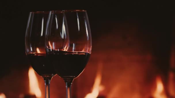 Vino Tinto Junto Una Chimenea Ambiente Acogedor Relajante Casa Campo — Vídeo de stock