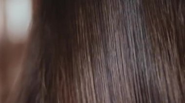 Esmer, uzun saçlı bir kadın. Parlak saçlarını, doğal saç bakımını, stilini, güzelliğini ve sağlığını tarıyor.