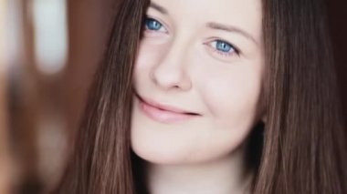 Genç bir kadın hayal kuruyor, otantik bir yüz portresi mavi gözlü bir esmer, düşünceli yüz ifadesi ve doğal duygu, sağlık ve güzellik.