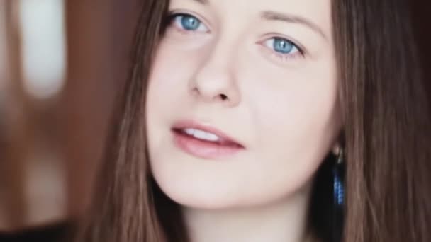 Jeune Femme Rêveuse Portrait Authentique Une Brune Aux Yeux Bleus — Video