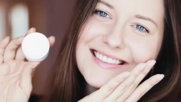 Mujer Joven Con Crema Facial Hidratante Tarro Rutina Mañana Aspecto — Vídeo de stock