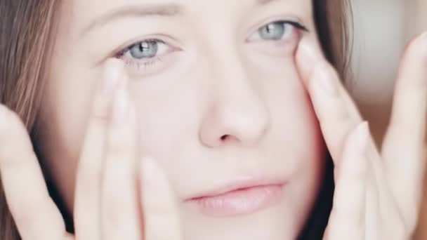 Ung Kvinna Njuter Huden Närande Behandling Och Massage Applicera Ansiktskräm — Stockvideo