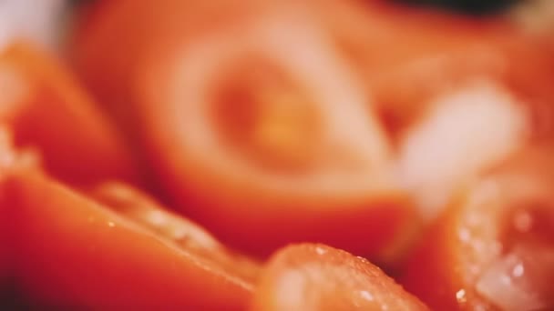 Scheiben Geschnittene Und Gehackte Tomaten Mit Bio Und Zwiebeln Gusseiserner — Stockvideo