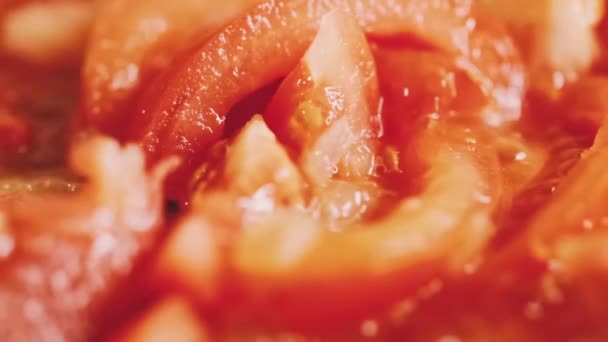 有機油と玉ねぎをキャスト鉄鍋でスライスし 刻んだトマトを揚げ トマトソースの作り方 家庭での調理や食事の準備 自家製レシピと快適食品のコンセプト — ストック動画