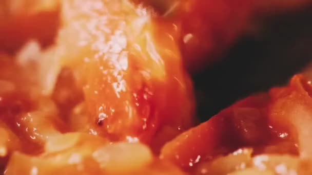 Cuisson Sauce Tomate Friture Tomates Tranchées Hachées Avec Huile Biologique — Video