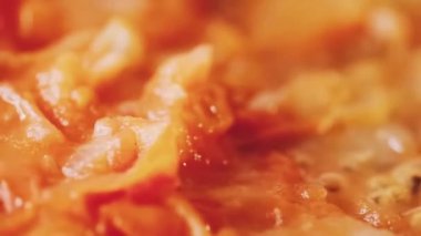 Kahvaltıda tavada domatesli omlet, omlet için çırpılmış yumurta pişirmek, evde kalıp yemek hazırlamak, ev yapımı tarif ve konforlu yemek makrosu hazırlamak.
