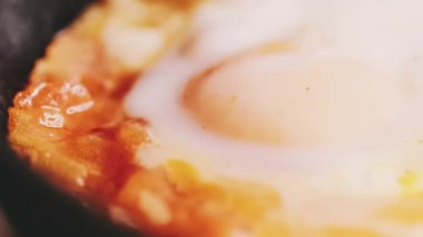 Kahvaltıda tavada domatesli omlet, omlet için çırpılmış yumurta pişirmek, evde kalıp yemek hazırlamak, ev yapımı tarif ve konforlu yemek makrosu hazırlamak.