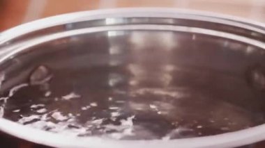 Evde kaynayan suda makarna pişirmek, ev yapımı konfor yemeği, organik malzeme ve online mutfak sınıfı konsepti olarak tam buğday italyan spagettisi.