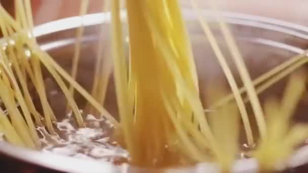 파스타를 있는은 냄비에 요리하고 탈리아 스파게티를 집에서 음식으로 재료로 온라인 — 비디오