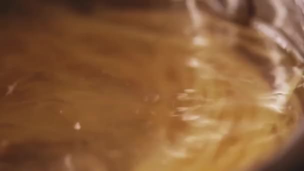 Готовить Макароны Кипящей Воде Серебряном Горшке Дома Цельные Пшеничные Итальянские — стоковое видео