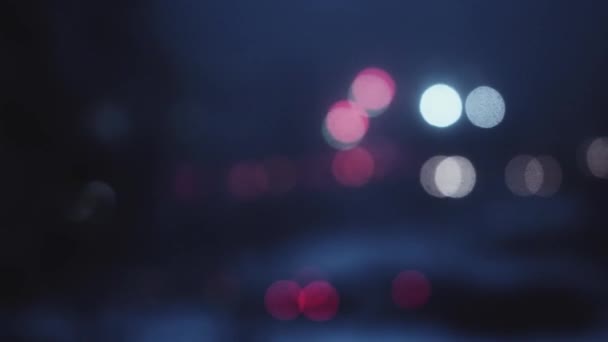 Geceleri Titreşen Şehir Trafik Işıkları Bulanık Soyut Bokeh Dairelerin Film — Stok video