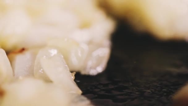 Geschnittene Und Gehackte Zwiebeln Karamellisieren Mit Bio Heißer Pfanne Braten — Stockvideo