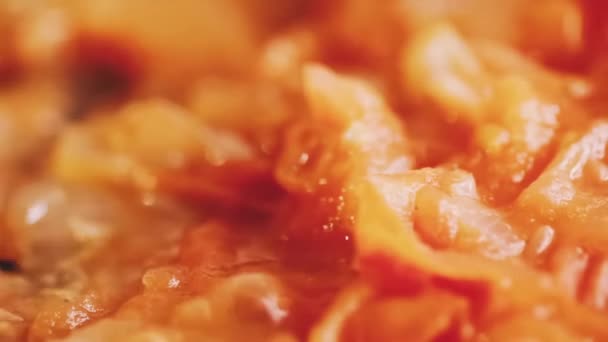 Gotowanie Sosu Pomidorowego Smażenie Pokrojone Plasterki Posiekane Pomidory Oleju Organicznego — Wideo stockowe