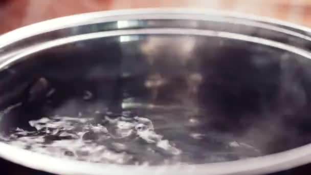 Acqua Bollente Una Pentola Sul Fornello Della Cucina Vapore Caldo — Video Stock