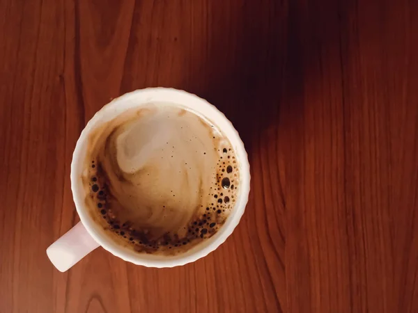 木製の机の上のコーヒーカップ フラットレイアウトの背景とビジネスモックアップ トップビュー — ストック写真