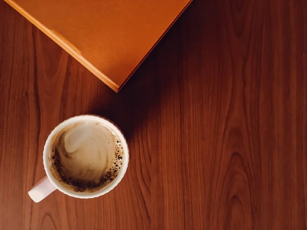 Kaffeetasse Auf Holzschreibtisch Flacher Hintergrund Und Business Attrappe Draufsicht — Stockfoto