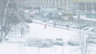 Kışın karla kaplı bir şehrin zamanı, şehir hayatı.